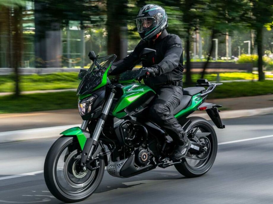 Modelo Dominator 400 da Bajaj na cor verde, projetado para alta performance e aventuras em duas rodas, agora disponível na nova concessionária em Campo Grande