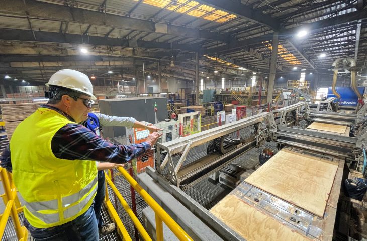 Governador em visita à unidade chilena da Arauco, em 2023
