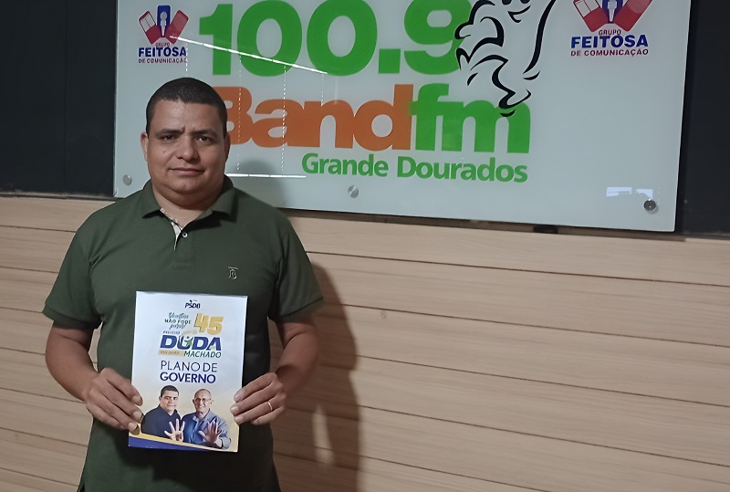 Duda Machado, candidato a prefeito de Vicentina pelo PSDB, durante visita aos estúdios da Band FM em Fátima do Sul, apresentando seu plano de governo.