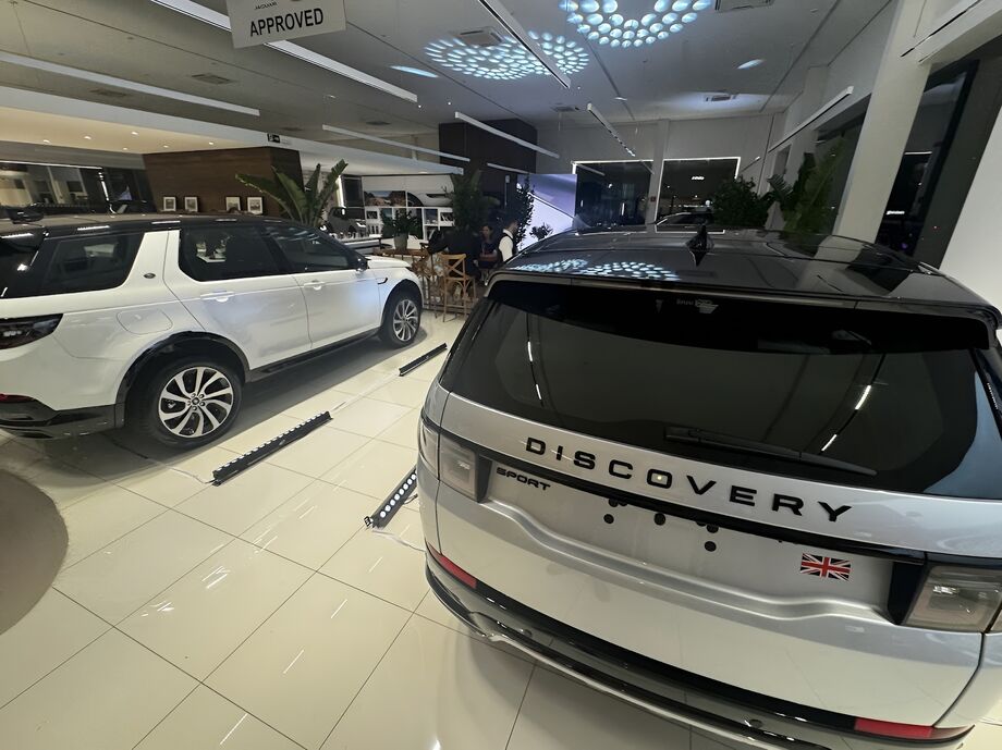 O showroom do Grupo Enzo exibe as novas versões do Land Rover Discovery Sport durante o evento que celebrou os 35 anos do icônico SUV em Campo Grande.