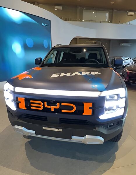 A picape BYD Shark já está disponível para visualização na concessionária BYD Original em Campo Grande. Combinando potência e tecnologia, o modelo desperta a curiosidade do público.