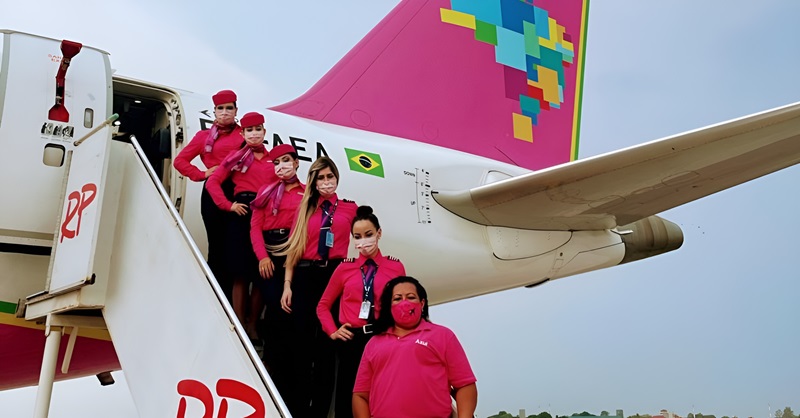 De rosa dos pés à cabeça, a tripulação da Azul lidera o combate ao câncer de mama nos céus.