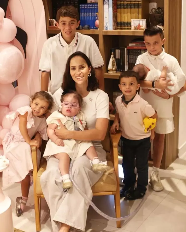Leticia e os seis filhos, em clique de Juliano Cazarré