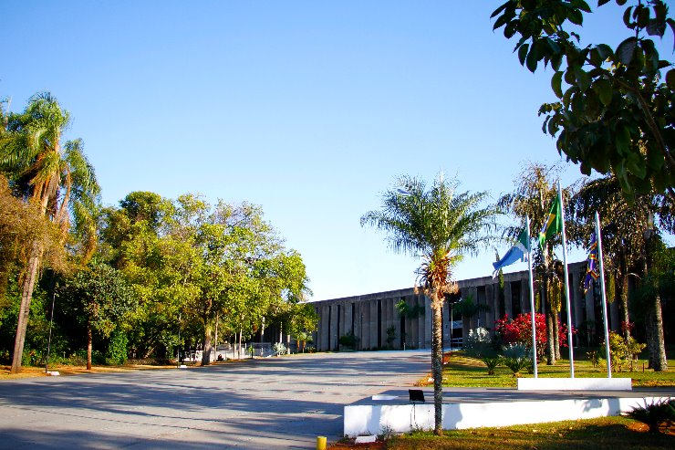 A Assembleia Legislativa está situada na Avenida Desembargador Nunes da Cunh, bloco 9 do Parque dos Poderes, no Jardim Veraneio.