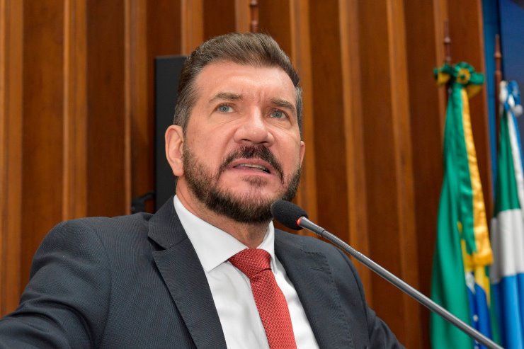 Parece que o Brasil não tem problemas mais sérios e desafios a serem enfrentados, disse Pedro Kemp na tribuna