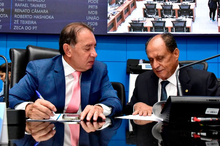 Em meio a discussões sobre melhorias na zona rural, o deputado Zé Teixeira (à direita) confere detalhes de propostas na Assembleia Legislativa.