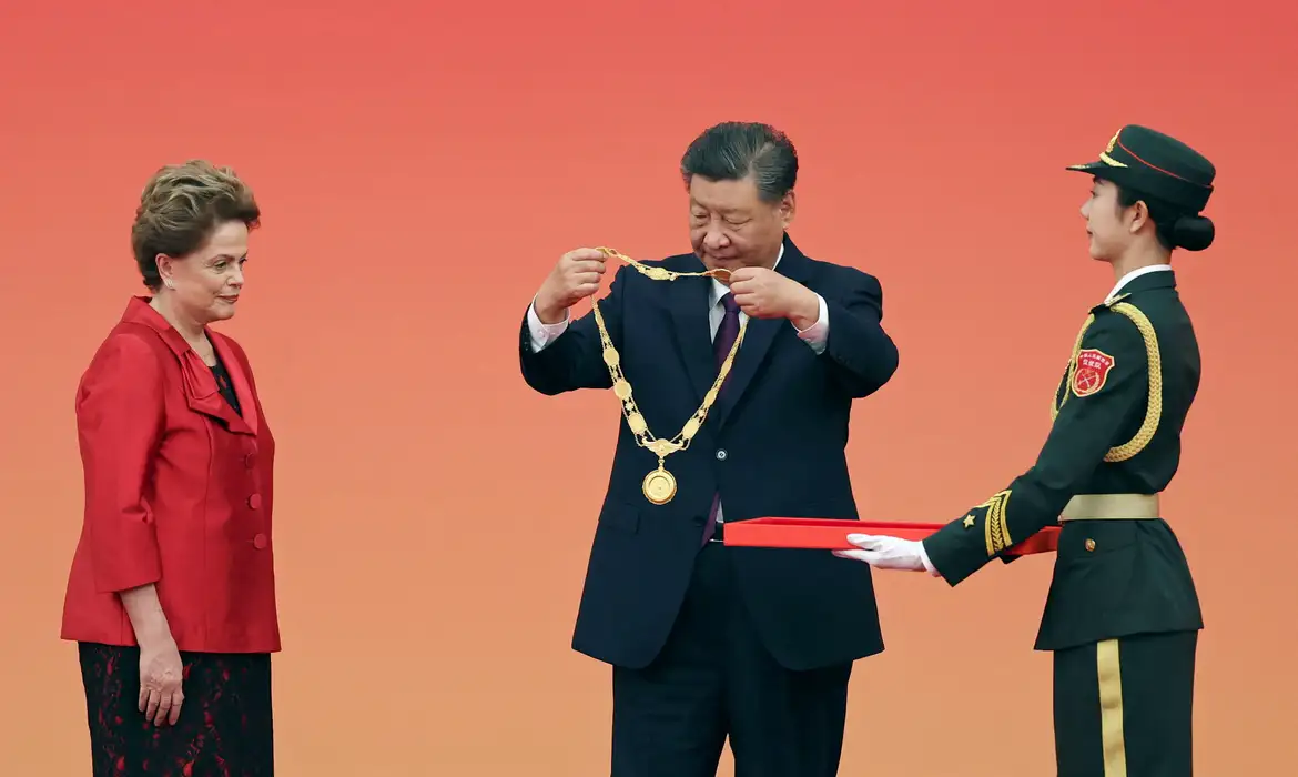 Dilma recebe medalha de presidente chinês Xi Jinping.