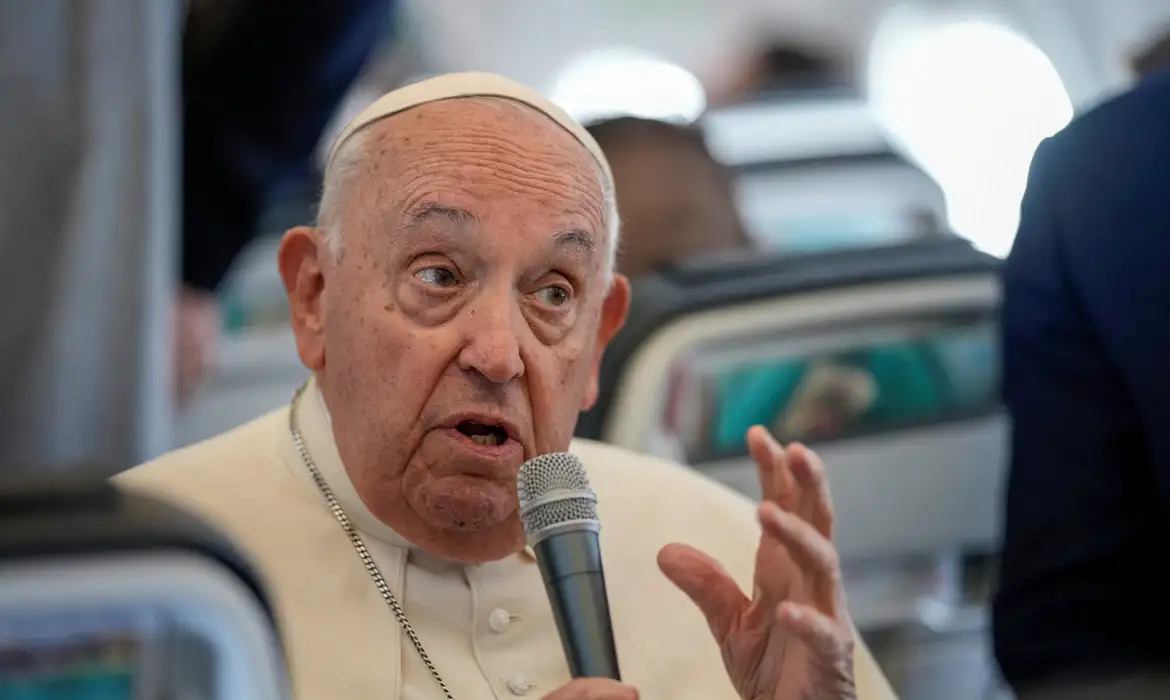 Papa Francisco pede cessar-fogo imediato de campanha aérea israelense no Líbano