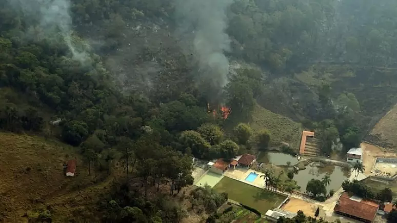 A área já queimada equivale a quatrocentos campos de futebol. Na foto, foco de incêndio na Serra da Cantareira, próximo a Mairiporã