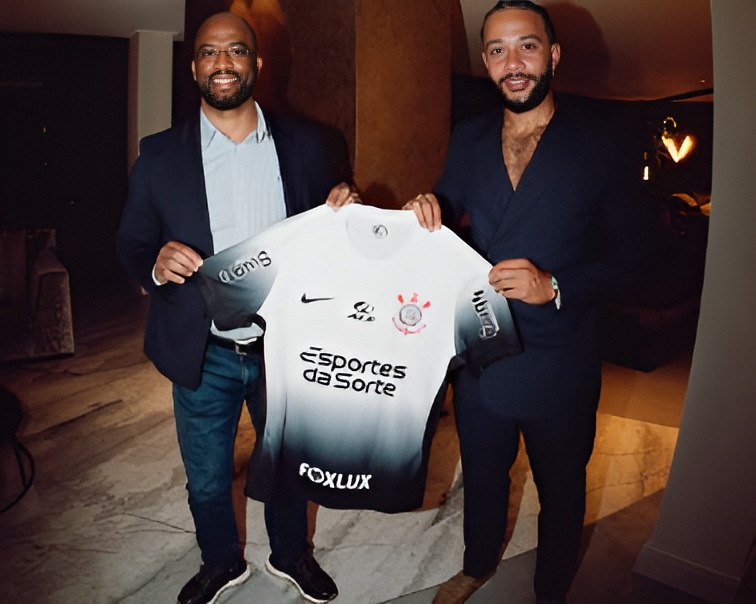 Atacante holandês Memphis Depay posa ao lado do diretor do Corinthians Fabinho Soldado após anúncio de contratação do jogador
