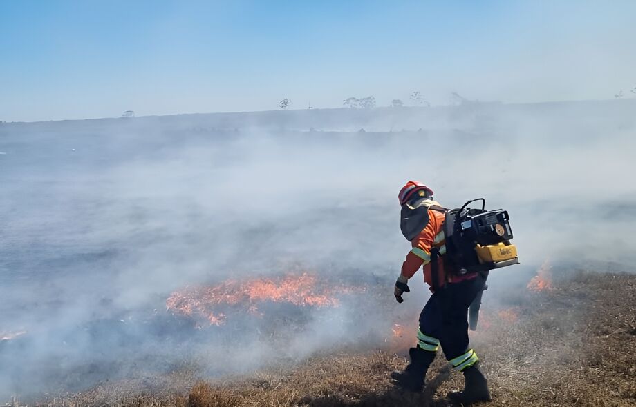 Bombeiros de MS combatem incêndios nas áreas críticas de Corumbá e Miranda, ameaçadas por fogo vindo da Bolívia e clima extremo.