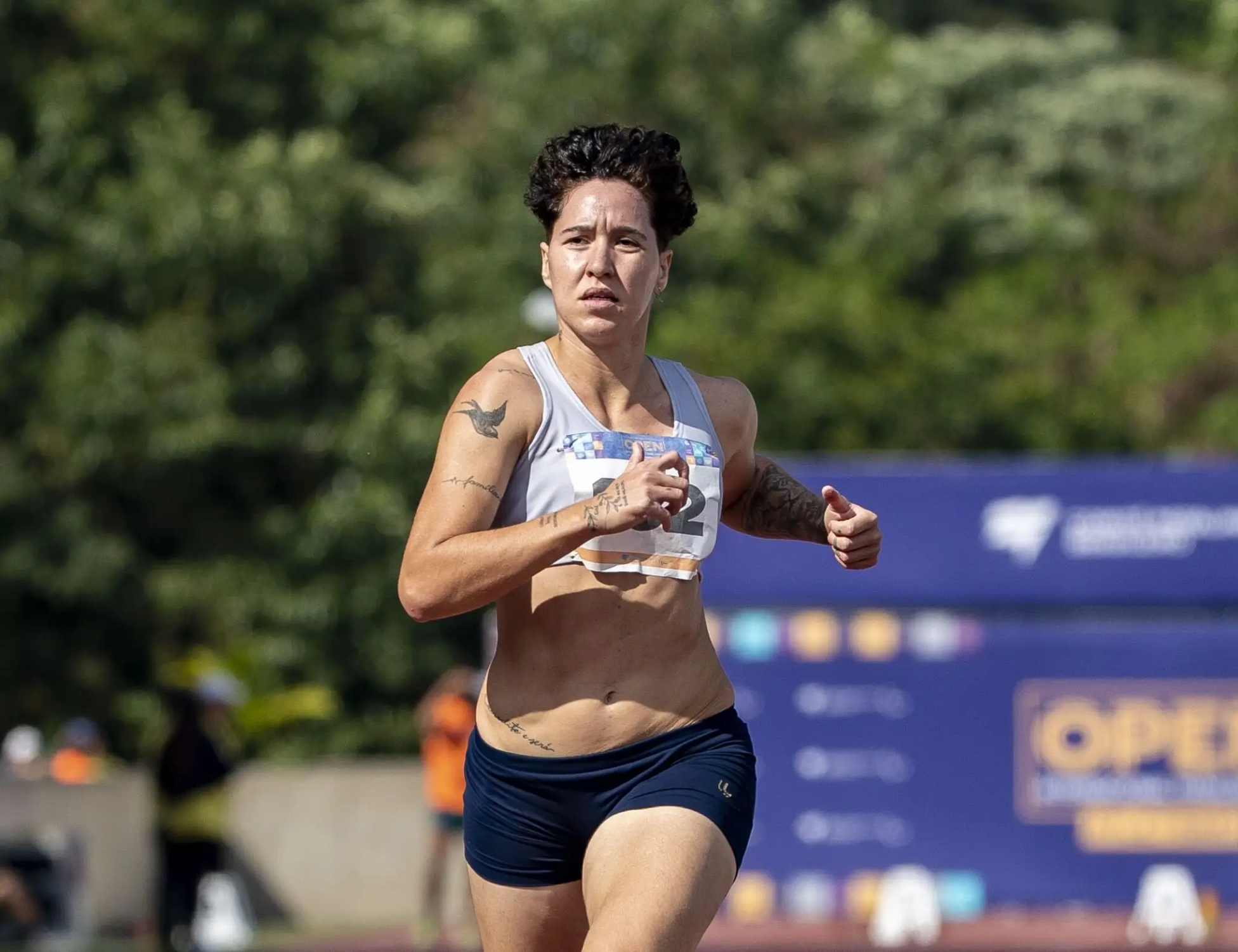 A atleta do Mato Grosso do Sul supera adversidades e se classifica para a final paralímpica com 12.76 segundos.