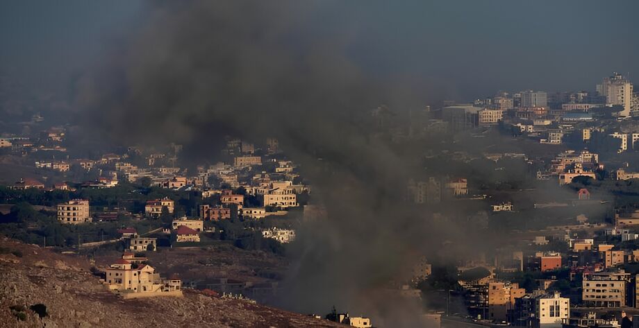 Fumaça resultante de ataque aéreo israelense no povoado de Kfar Rouman, visto de Marjayoun, no sul do Líbano