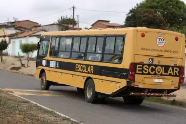 Modelo de ônibus escolar