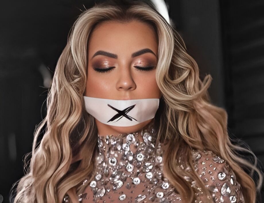 Deolane publica foto 'amordaçada' nas redes sociais após deixar cadeia no Recife