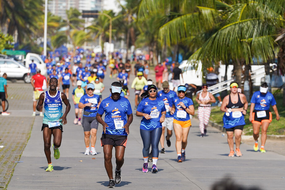 Corredores na quarta etapa do Circuito em Salvador, no domingo (8).