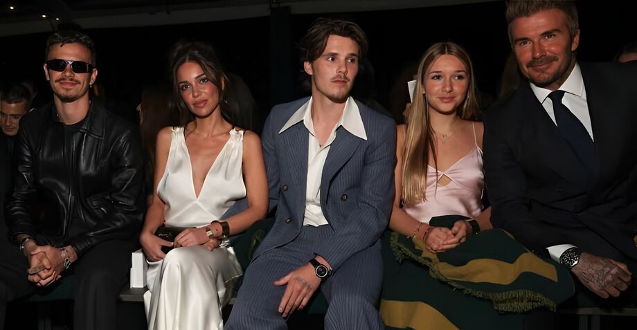 Da esquerda para a direita: Romeo Beckham, Jackie Apostel, Cruz Beckham, Harper Beckham e David Beckham no desfile da grife de Victoria Beckham na Semana de Moda de Paris