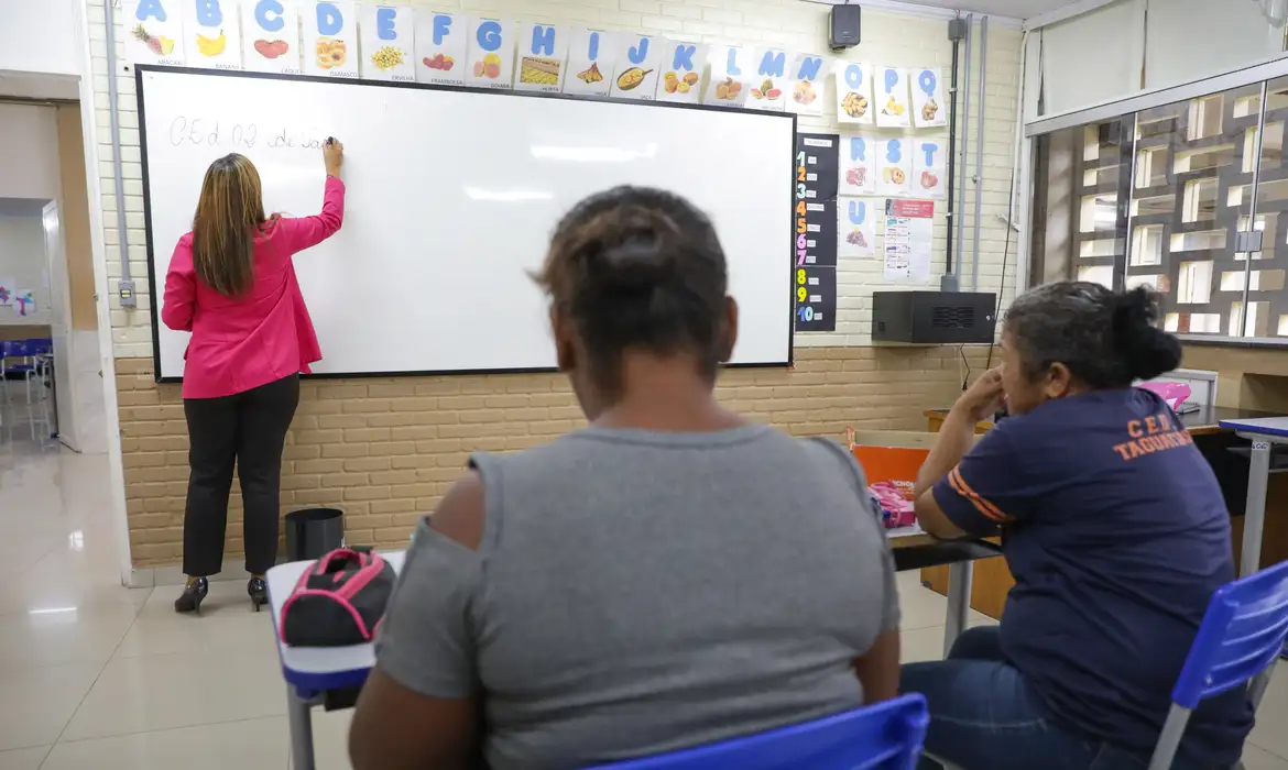 Entenda como a frequência do aluno influencia o pagamento do Pé-de-Meia