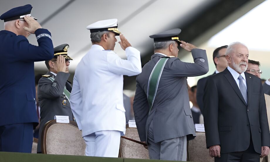 Presidente Lula recebe continência dos chefes das forças armadas, militares receberam R$10 milhões a mais para desfile de 7 de setembro