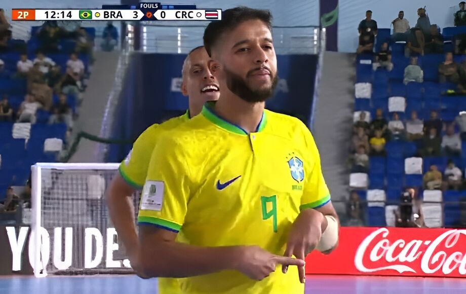 Jogadores comemoram gol