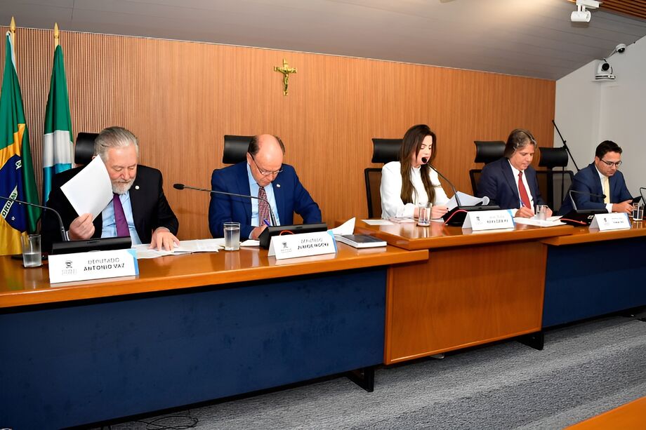 Deputados que integram a Comissão de Constituição, Justiça e Redação da ALEMS durante a reunião desta quarta-feira