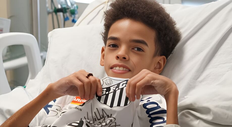 Vitor Santos na cama do hospital com a camisa do Santos. Foto: Davis Carvalho/Hospital de Base de São José do Rio Preto