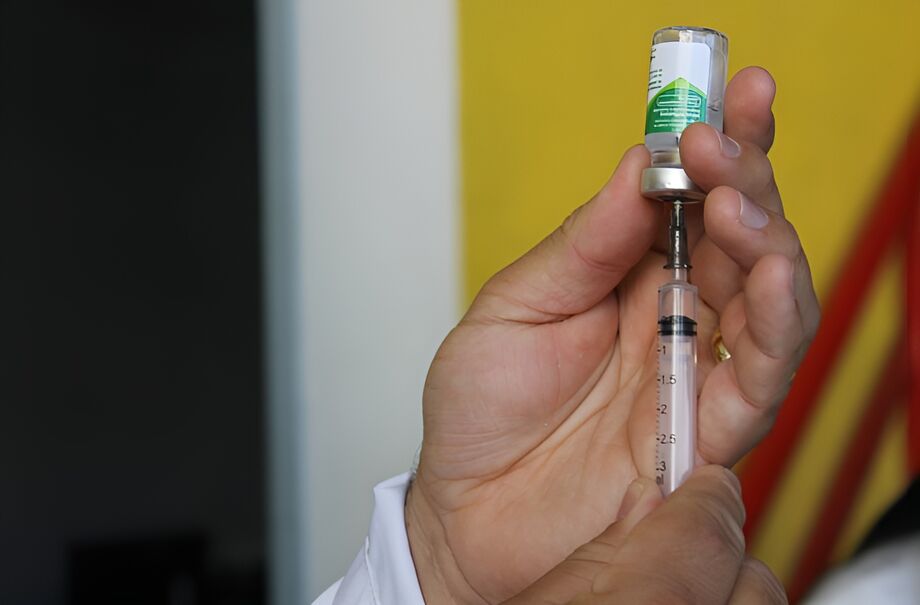 SES amplia temporariamente a vacinação com a vacina hexavalente em Mato Grosso do Sul, incluindo crianças prematuras e filhos de mães com HIV, para evitar desperdício de doses com vencimento próximo.