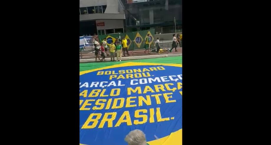 Faixa colocada na Avenida Paulista diz: Bolsonaro parou. Marçal começou. Pablo Marçal presidente do Brasil Faixa colocada na Avenida Paulista diz: Bolsonaro parou. Marçal começou. Pablo Marçal presidente do Brasil