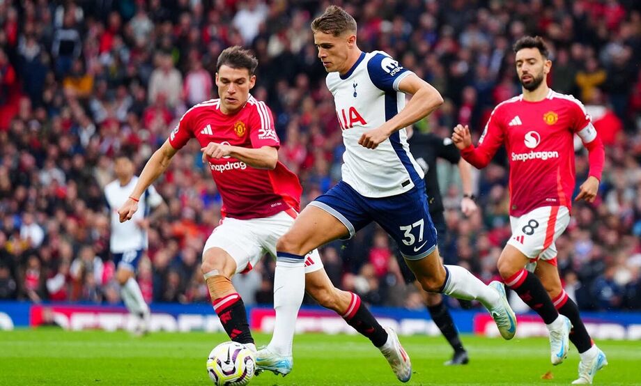 Manchester United joga mal, leva 3 do Tottenham no Old Trafford e fica em 12º no Inglês