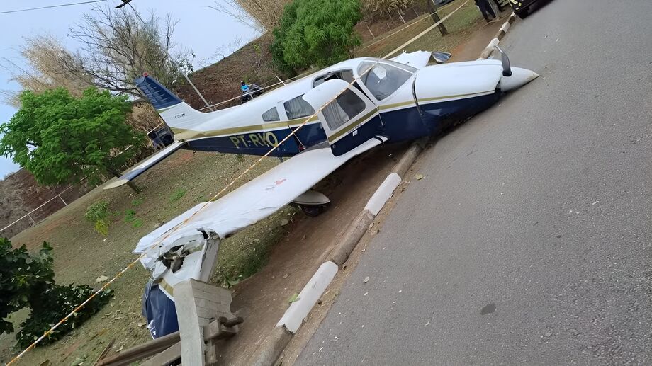 Avião de pequeno porte invade rua após falha nos freios durante pouso em Bragança Paulista. Apesar do acidente, piloto e passageiro saíram ilesos.
