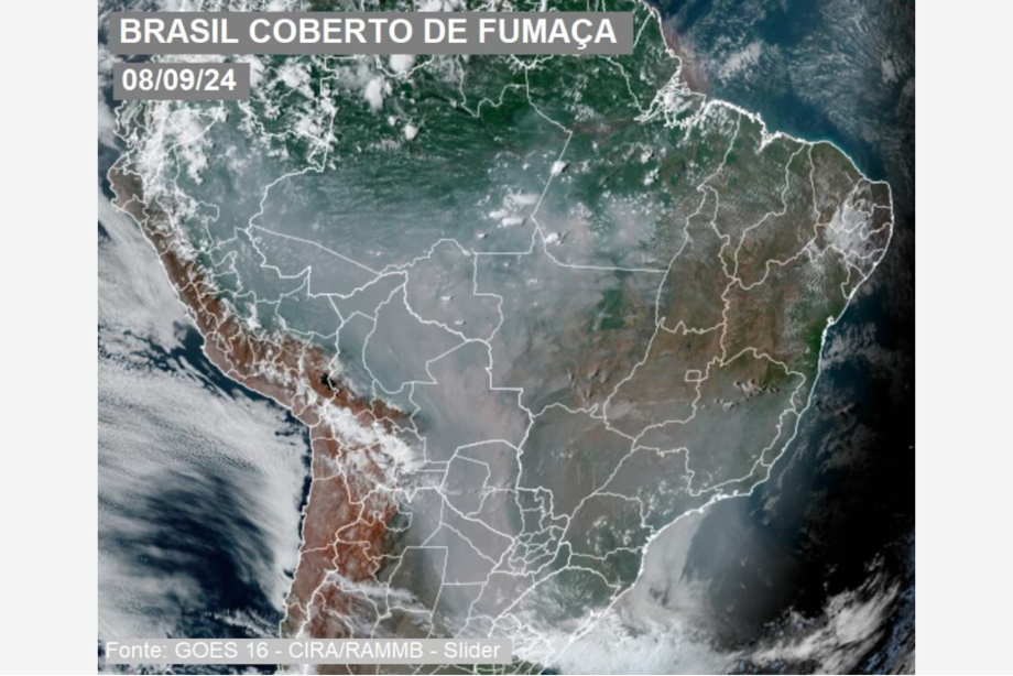 Fumaça das queimadas aparece como manchas acinzentadas e uniformes que se espalham sobre quase todo o Brasil.