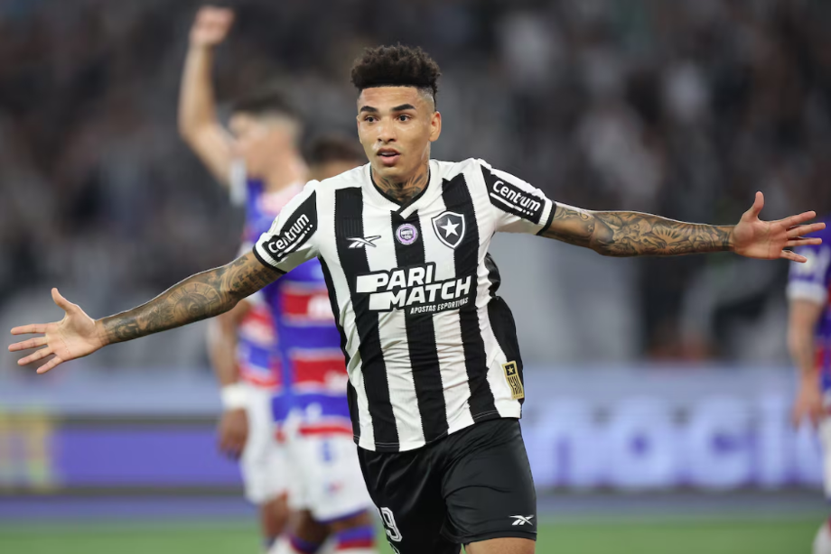 Igor Jesus comemora gol do Botafogo.