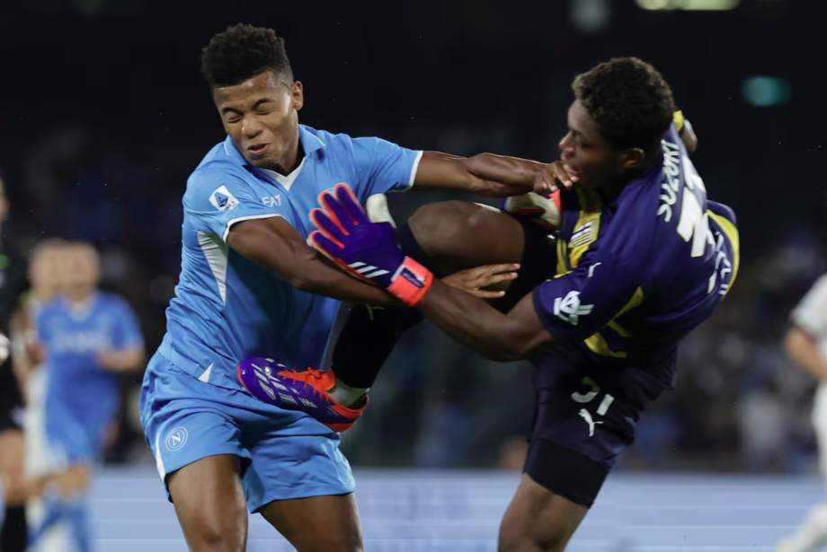 David Neres disputa a bola em Napoli x Parma pelo Campeonato Italiano.