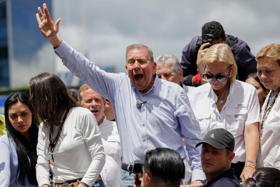 O candidato presidencial da oposição Edmundo González participa de um protesto contra os resultados eleitorais da Venezuela, em Caracas.