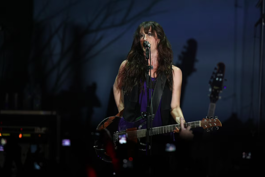 A canadense Alanis Morissette durante show da turnê de seu disco, 'Flavors of Entanglement, na Via Funchal.