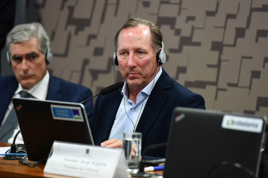 John Textor, dono da SAF do Botafogo, durante a Comissão Parlamentar de Inquérito (CPI) das Apostas Esportivas (CPIMJAE) em abril de 2024.