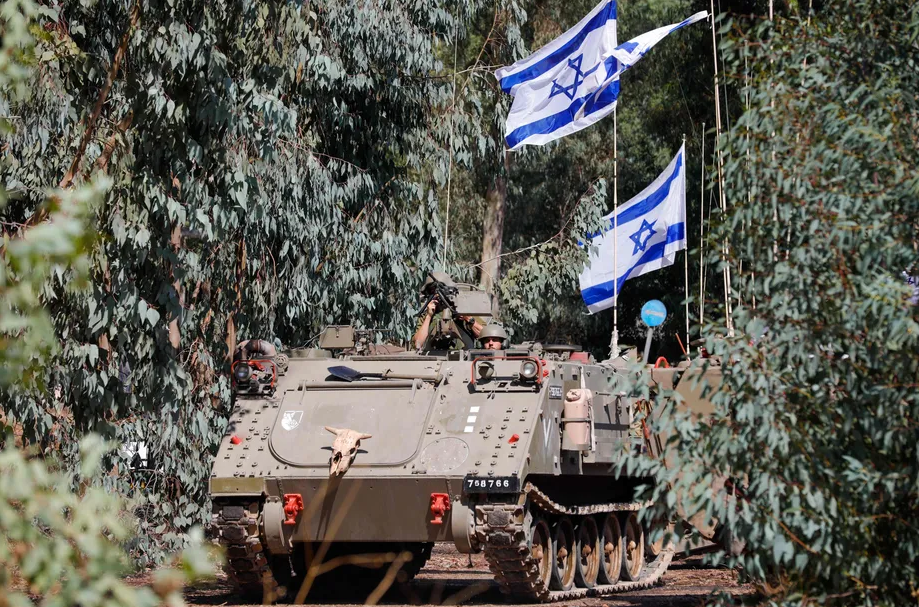 Soldados israelenses posicionam-se na cidade de Kiryat Shmona, no norte, perto da fronteira com o Líbano