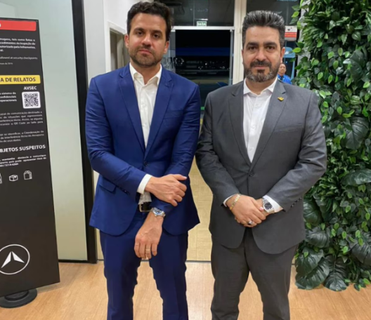 Pablo Marçal (à esquerda) e o presidente nacional do PRTB, Leonardo Avalanche