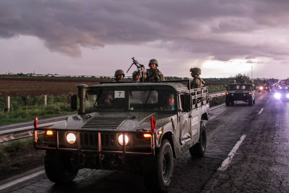 Imagem do dia 19 mostra militares enviados pelo governo mexicano ao Estado de Sinaloa. Prisão de El Mayo causa homicídios em série no local.
