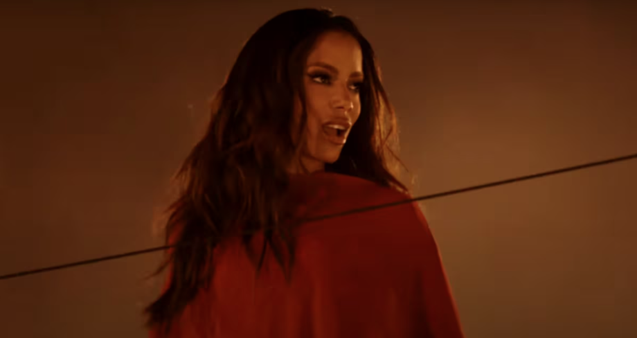 Anitta apareceu de surpresa e dançou funk no show de The Weeknd em São Paulo.