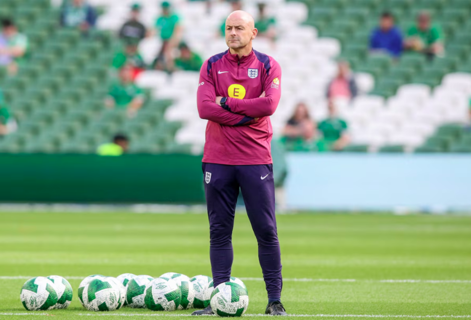 Carsley assumiu o comando interino da seleção inglesa após a demissão de Southgate.
