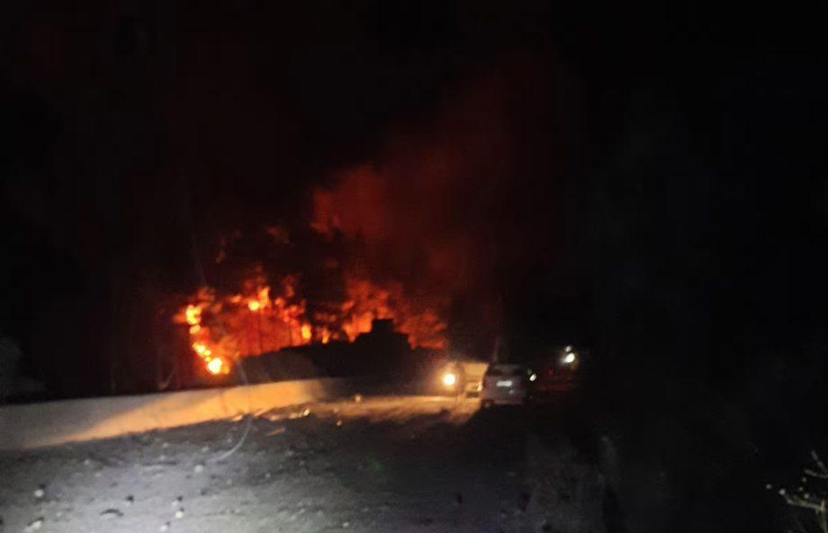 Imagem distribuída pela SANA mostra grande incêndio que teria sido causado pelos ataques de Israel na noite de domingo, 8, que deixaram 14 mortos e 43 feridos.
