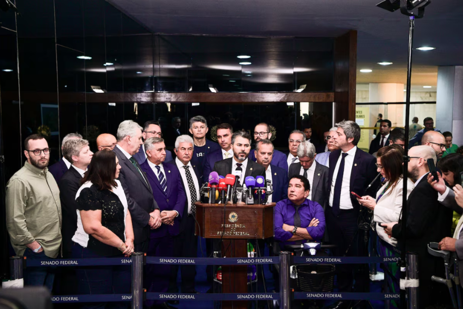 Deputados e senadores de oposição foram ao Salão Azul anunciando mobilização pelo impeachment de Alexandre de Moraes e obstruções em votações do Congresso.