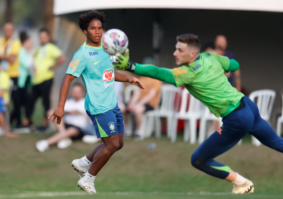 Endrick em ação durante treinamento da seleção brasileira do CT do Caju, casa do Athletico-PR, em Curitiba.