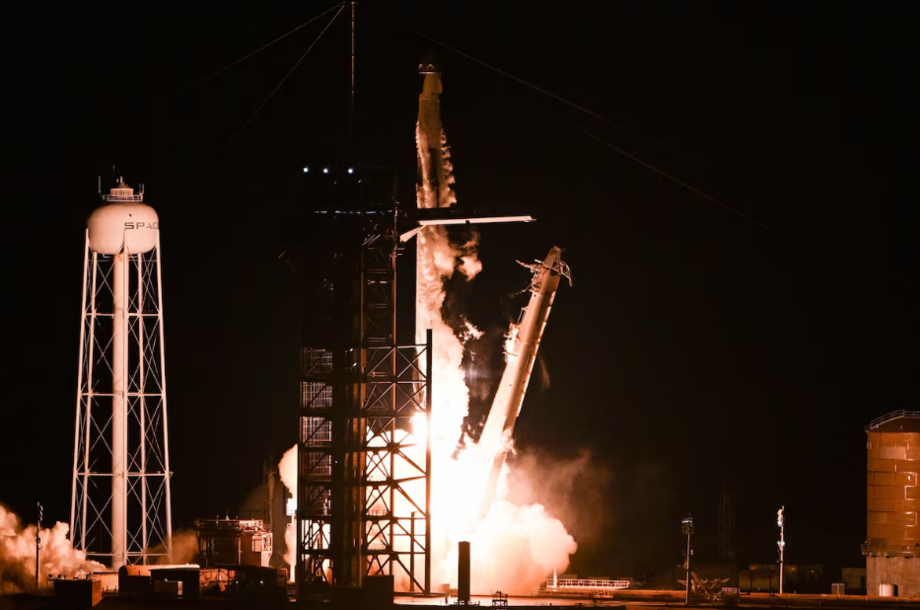 Foguete SpaceX Falcon 9 com a cápsula Crew Dragon Resilience, transportando a tripulação da missão Polaris Dawn