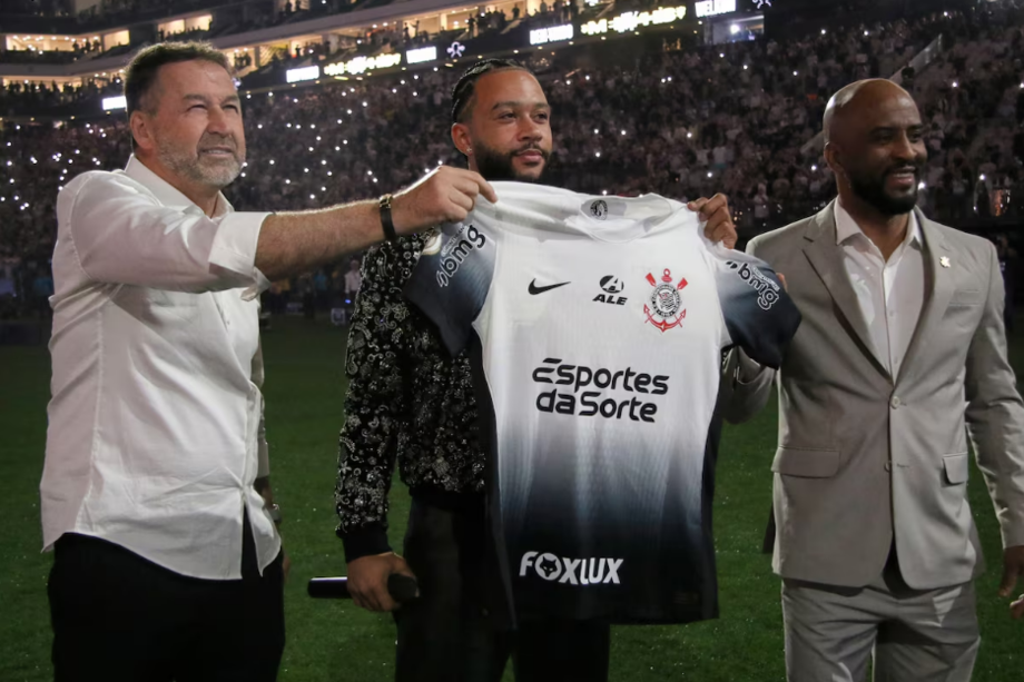 Memphis Depay foi apresentado ao torcedor corintiano nesta quarta-feira, na Neo Química Arena