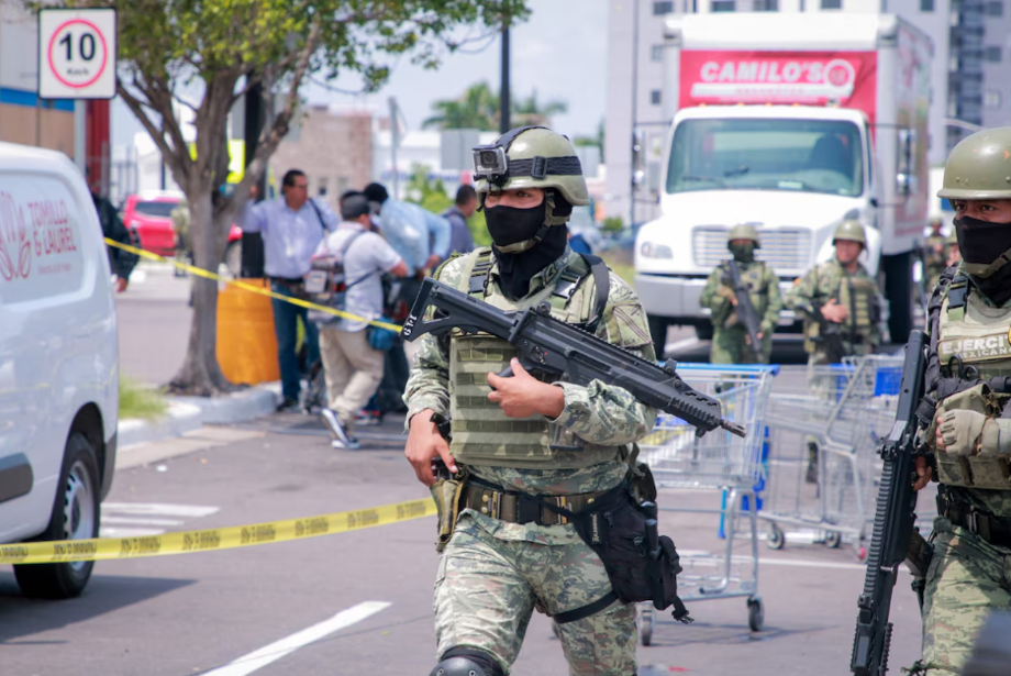 Exército foi acionado no estacionamento de uma loja onde o corpo de um homem foi encontrado no bairro de Montebello, em Culiacán.