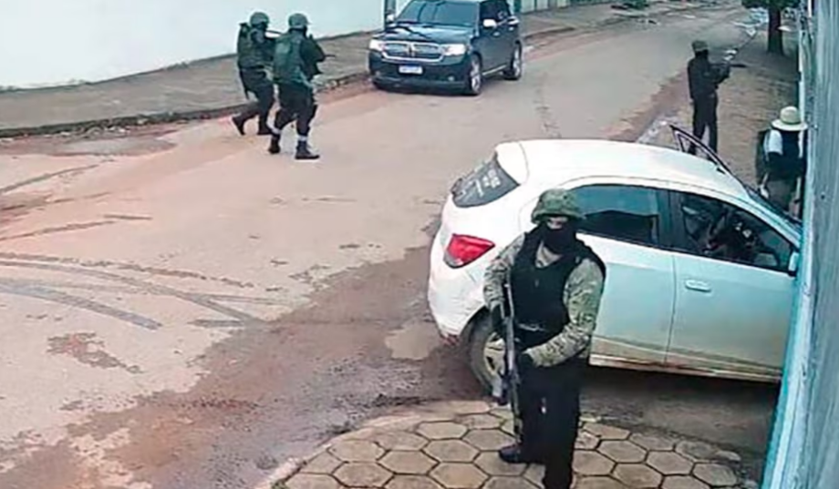 Homens fortemente armados com fuzis participaram de assalto.