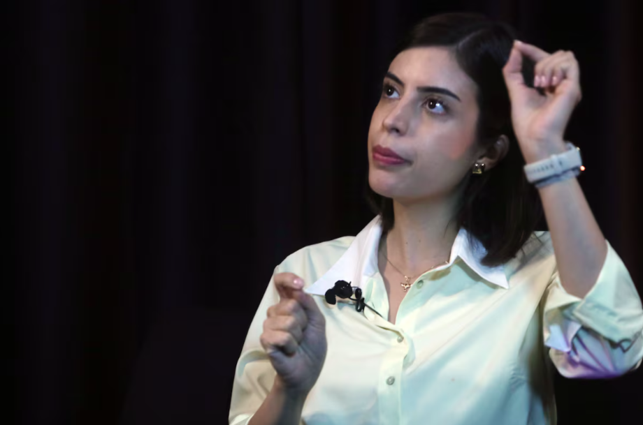 Tabata Amaral (PSB) durante sabatina à rádio Eldorado; deputada federal é alvo de deepfakes de cunho sexual e aciona a Justiça