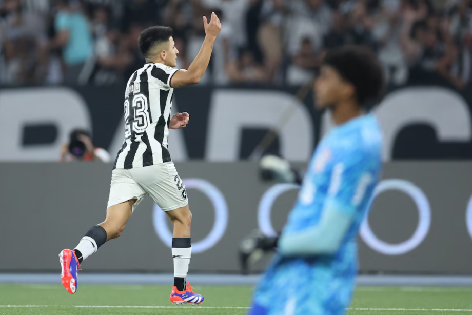 Thiago Almada foi destaque do Botafogo, com participação nos dois gols.